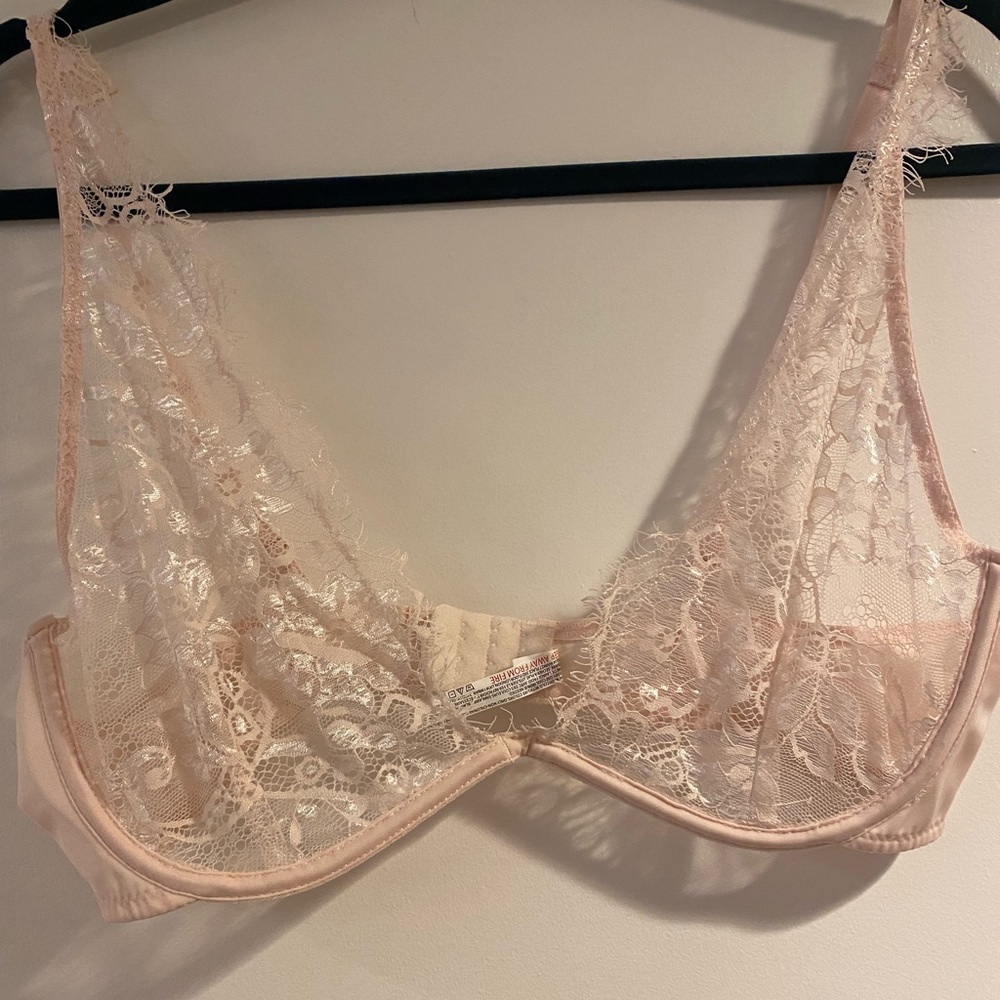 URBAN OUTFITTERS SEXY LACY BABY PINK BRA